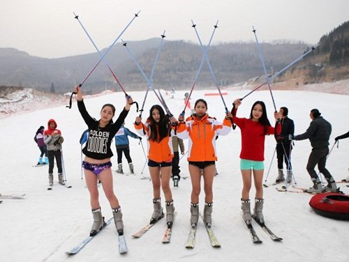 Bất chấp lạnh -5 độ, gái trẻ 'không mặc quần' trượt tuyết