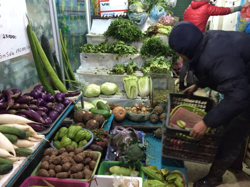 R&eacute;t lịch sử: D&acirc;n H&agrave; Nội xếp h&agrave;ng mua rau thịt