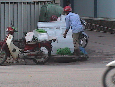 Kinh hãi nước đá nhiễm khuẩn tràn lan