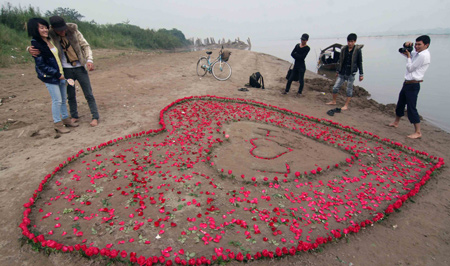 Thiếu gia Hưng Yên gây tranh cãi với màn tỏ tình 1000 bông hồng