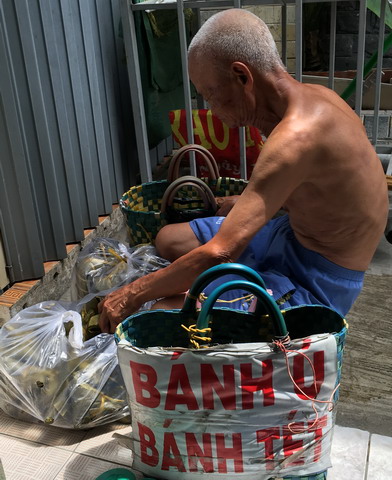 Cụ già 97 tuổi đi bộ khắp Sài Gòn bán bánh nuôi con tật nguyền
