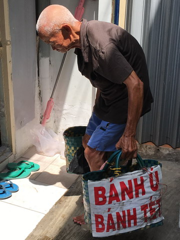 Cụ già 97 tuổi đi bộ khắp Sài Gòn bán bánh nuôi con tật nguyền
