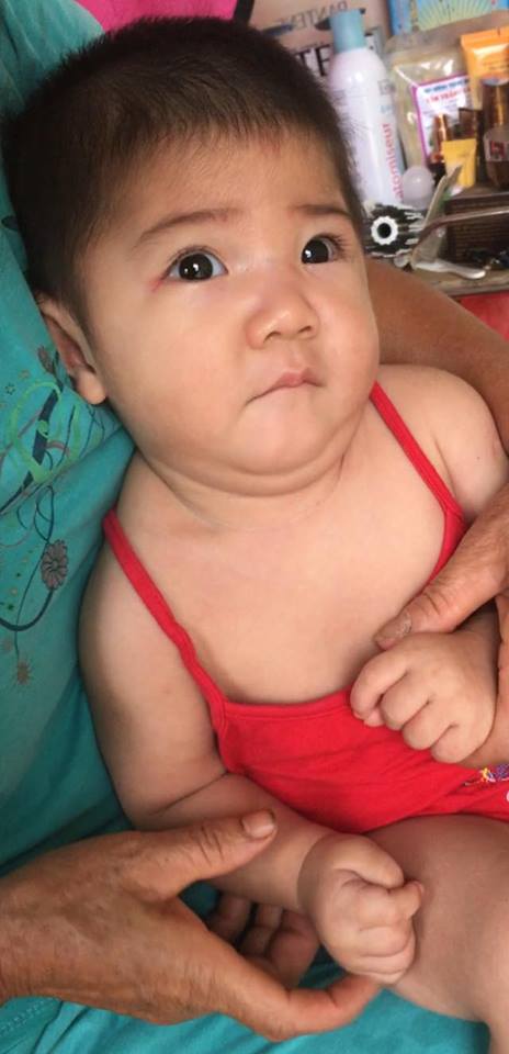 Sau hơn 3 tháng được mẹ nuôi chăm sóc, bé gái 14 tháng tuổi nặng 3,5kg giờ ra sao? Sau hơn 3 tháng được mẹ nuôi chăm sóc, bé gái 14 tháng tuổi nặng 3,5kg giờ ra sao?
