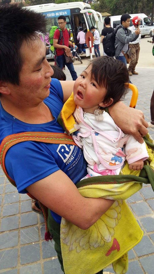 Sau hơn 3 tháng được mẹ nuôi chăm sóc, bé gái 14 tháng tuổi nặng 3,5kg giờ ra sao? Sau hơn 3 tháng được mẹ nuôi chăm sóc, bé gái 14 tháng tuổi nặng 3,5kg giờ ra sao?