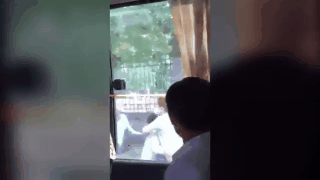 Clip: Bức xúc với cảnh phụ xe tuyến Yên Nghĩa-Yên Bái đấm vào mặt hai mẹ con hành khách  