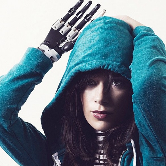 Người mẫu với “cánh tay điện từ” xuất hiện tại tuần lễ thời trang New York
