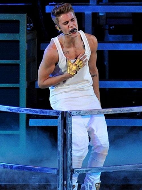 Justin Bieber ngất xỉu trên sân khấu vì khó thở 1