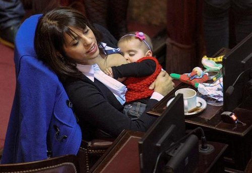 nữ nghị sĩ quốc hội mang con đi họp