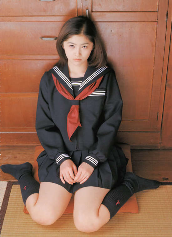 Mặc cho tuyết rơi trắng trời nữ sinh Nhật Bản vẫn hồn nhiên diện váy ngắn  xinh xắn tới trường