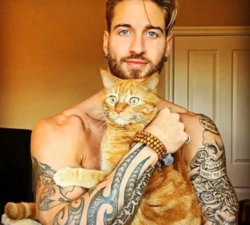 chàng trai yêu mèo