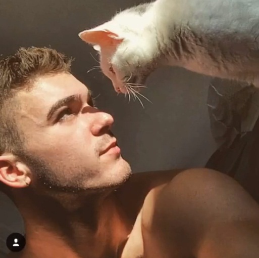 chàng trai yêu mèo