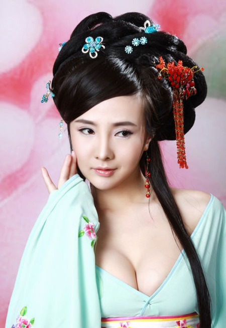 Mu&ocirc;n kiểu khoe ngực 