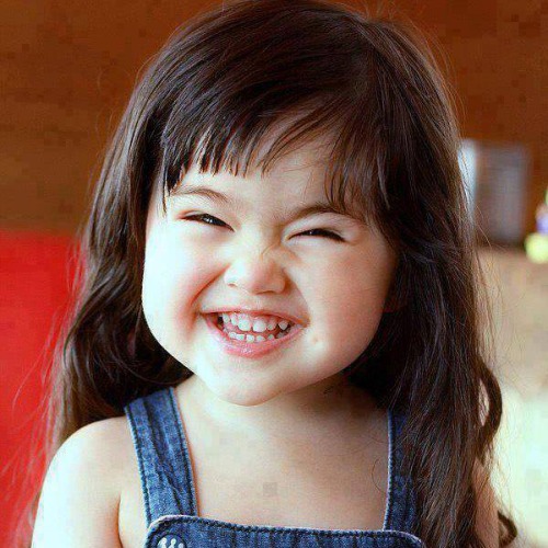 Gương mặt cute của bé gái: Khuôn mặt này thật sự quá đáng yêu để không xem ảnh. Hãy khám phá nụ cười ngọt ngào, đôi mắt to tròn và má lúm đồng tiền của bé gái này trong bức ảnh đáng yêu này.