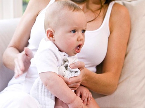 Giúp bé sơ sinh ợ hơi sau khi bú mẹ 1