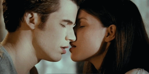 kĩ thuật h&ocirc;n khiến ch&agrave;ng đi&ecirc;u đứng