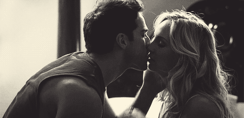 kĩ thuật h&ocirc;n khiến ch&agrave;ng đi&ecirc;u đứng