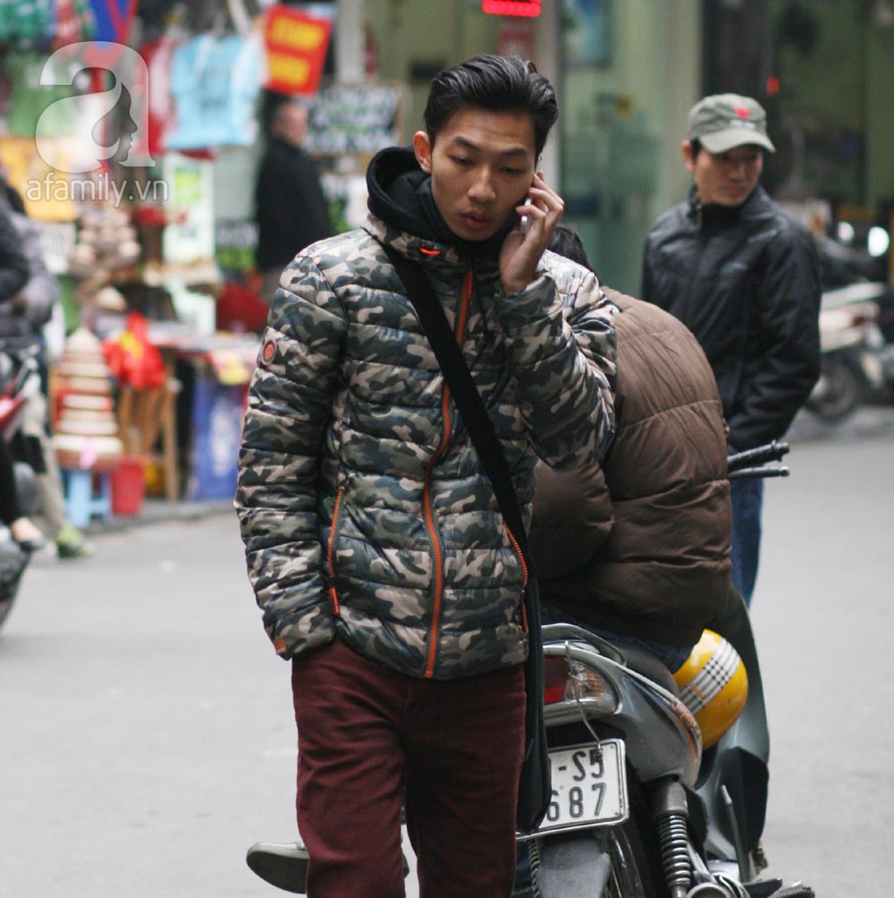 Trời lạnh, khách du lịch mặc áo cộc tay, người Hà Nội kín bưng với áo phao  14