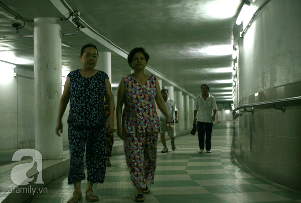xuống hầm ngủ trưa