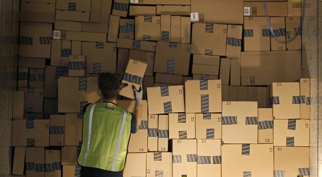 Nhân viên Amazon làm việc ra sao trong kho hàng khổng lồ? 7