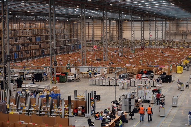 Nhân viên Amazon làm việc ra sao trong kho hàng khổng lồ? 8