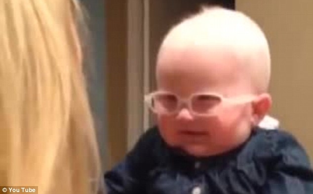 Clip xúc động: Em bé khiếm thị 10 tháng tuổi lần đầu thấy mẹ 1
