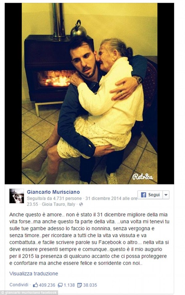 Bức ảnh ch&aacute;u trai bế b&agrave; mắc bệnh Alzheimer h&uacute;t hơn 400.000 lượt 