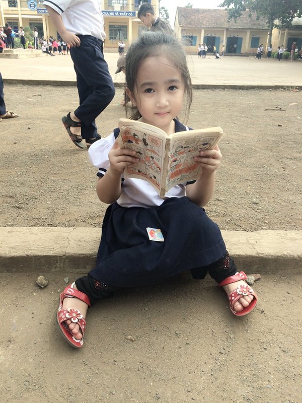 Cô bé tiểu học ở Đak Lak gây sốt với bức ảnh ngồi đọc truyện ở sân trường 2