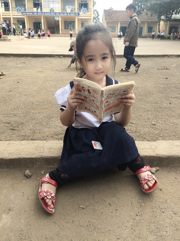 Cô bé tiểu học ở Đak Lak gây sốt với bức ảnh ngồi đọc truyện ở sân trường 3