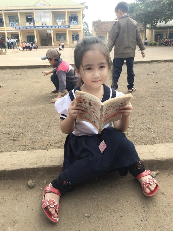 Cô bé tiểu học ở Đak Lak gây sốt với bức ảnh ngồi đọc truyện ở sân trường 5