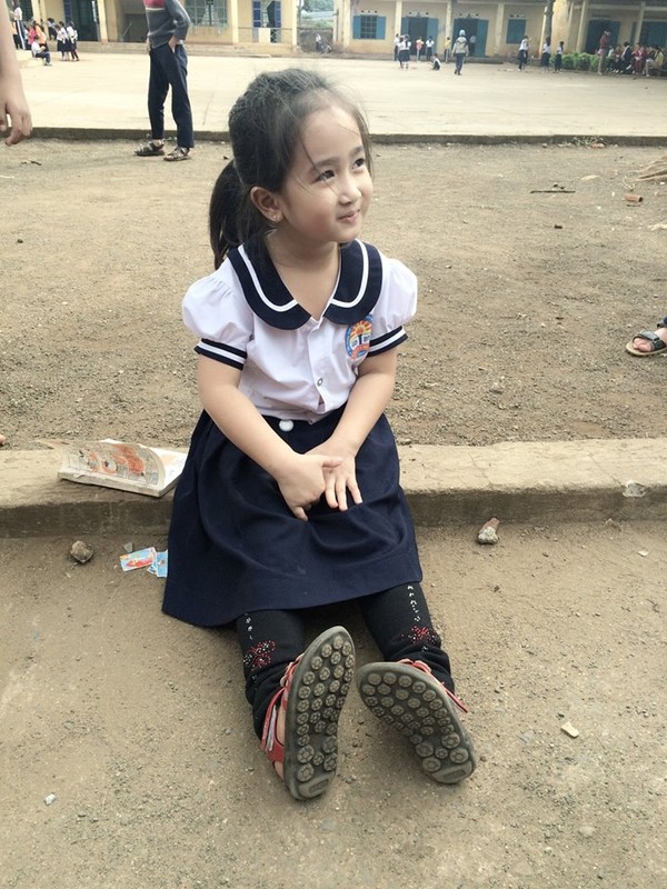 Cô bé tiểu học ở Đak Lak gây sốt với bức ảnh ngồi đọc truyện ở sân trường 6
