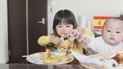 Bé gái Nhật 3 tuổi mê ăn uống khiến các mẹ có con biếng ăn nhìn phát thèm  3