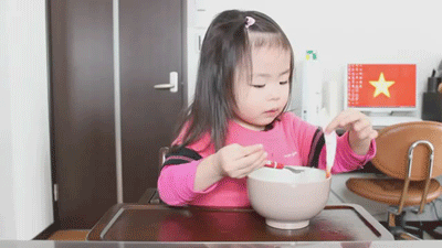 Bé gái Nhật 3 tuổi mê ăn uống khiến các mẹ có con biếng ăn nhìn phát thèm  5