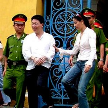 Cảm động chuyện "hoạn nạn có nhau" của các cặp đôi trong showbiz Việt 6