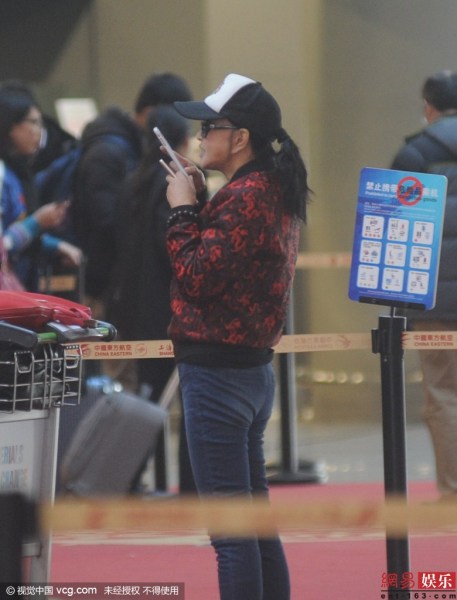 Lưu Hiểu Khánh tình cảm khoác tay trợ lý trẻ tại sân bay 3