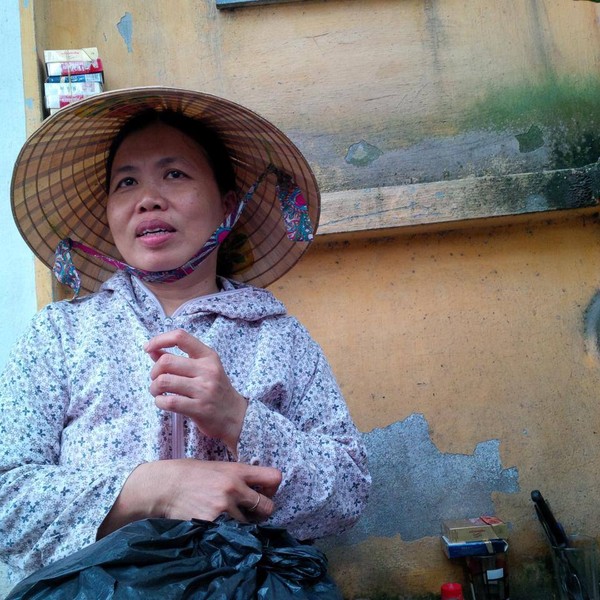 Xuất hiện nhóm người dựng cảnh thương tâm để xin tiền trên phố cổ Hà Nội 3 Xuất hiện nhóm người dựng cảnh thương tâm để xin tiền trên phố cổ Hà Nội 3