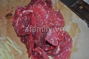 Canh rau cải thịt bò thơm lừng nóng hổi 3