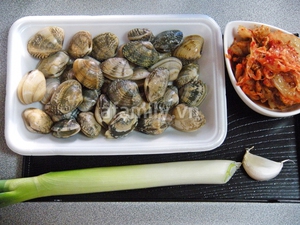 N&oacute;ng hổi b&aacute;t canh ngh&ecirc;u kim chi cho bữa cơm ng&agrave;y lạnh 2