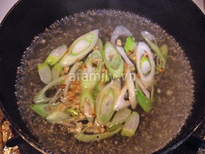 N&oacute;ng hổi b&aacute;t canh ngh&ecirc;u kim chi cho bữa cơm ng&agrave;y lạnh 6