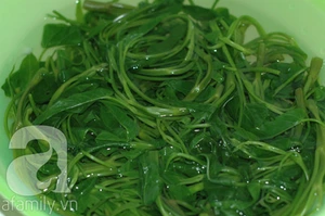 Giản dị m&agrave; ngon cơm với rau muống x&agrave;o thịt b&ograve; 6
