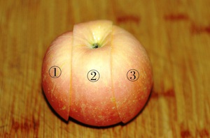 5 phút cắt tỉa quả táo thành chú cua ngộ nghĩnh 2