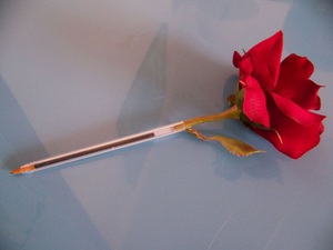 Trang trí bút thành bông hồng Valentine ngọt ngào 4