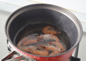 Thanh nhẹ canh cải th&igrave;a nấu t&ocirc;m trứng 3
