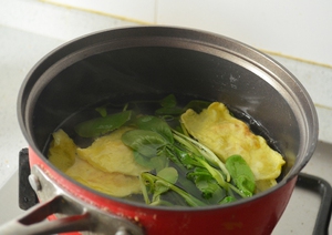 Thanh nhẹ canh cải th&igrave;a nấu t&ocirc;m trứng 8