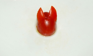 Tỉa cà chua thành chú thỏ xinh chỉ trong nháy mắt 5