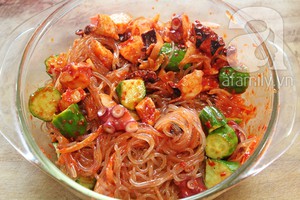 Salad bạch tuộc gi&ograve;n ngon lạ miệng 8