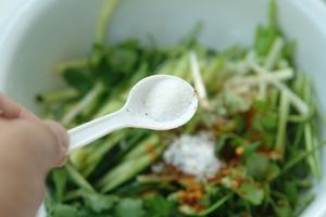 Nộm dưa chuột m&aacute;t gi&ograve;n quen m&agrave; lạ 6