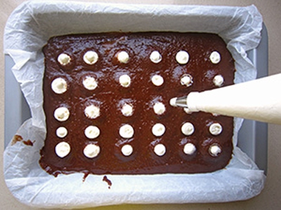 Mách bạn cách làm bánh brownies nhân kem ngon lạ 15