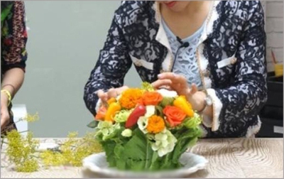 Trang trí bàn ăn với 2 cách cắm hoa đẹp mà dễ 17