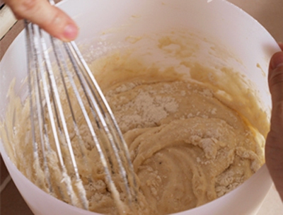 Không cần lò nướng, làm bánh muffin chuối mềm thơm 11
