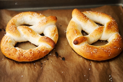 Trổ tài làm bánh mỳ bơ pretzels nóng hổi thơm ngon  18